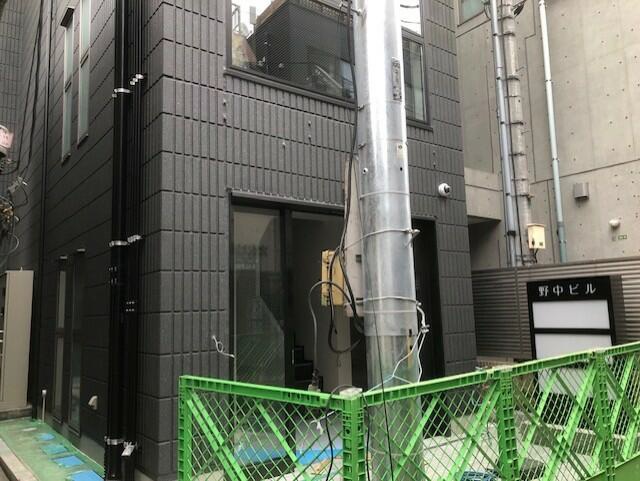 下北沢駅徒歩2分！視認性抜群・建物前⾯看板使⽤相談可能☆新築物件